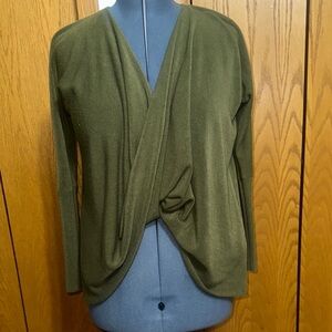 **LIKE NEW** FOREVER 21 TWIST FRONT SWEATER